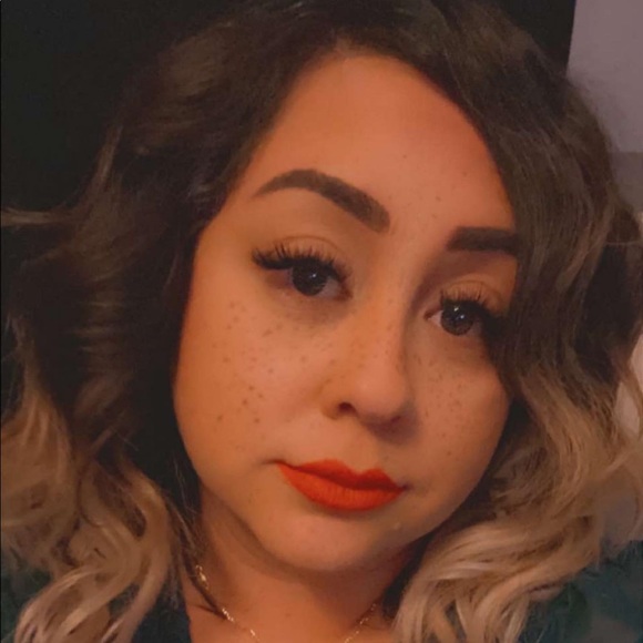 Meet your Posher, Karina - Picture 1 of 6